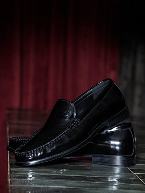 sneakers / Black Smart Loafers